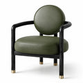 Sillón de cuero sintético verde con estructura de madera y detalles metálicos
